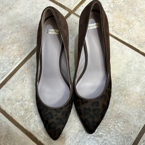 Johnston & Murphy Vanessa Pump pointed toe fur leopard/Leather heels. Size 8